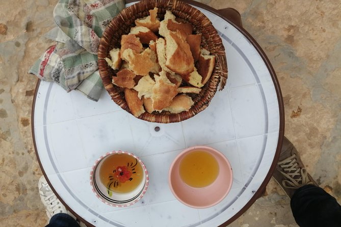 One night under the tent: Tataouine - Chenini - Ksar Ghilane - Matmata - From Djerba toward Tataouine and the changing desert